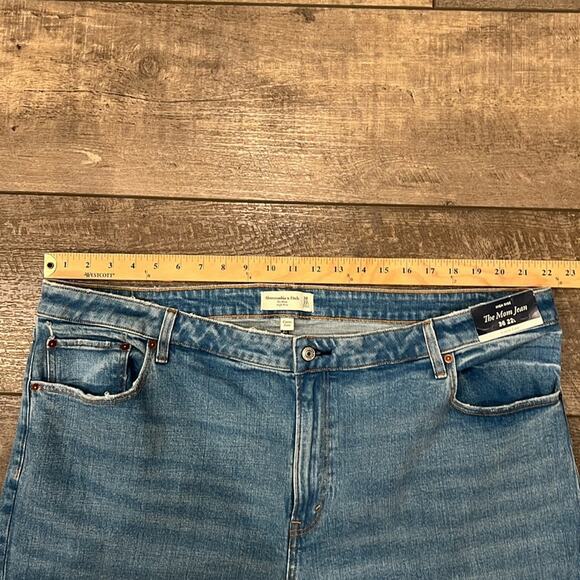 NWT Abercrombie & Fitch Women's Curve Love High Rise The Mom Jean Size 36x32 - Picture 4 of 10